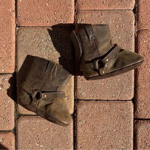 ⚡️Baby FRYE harness crib boot